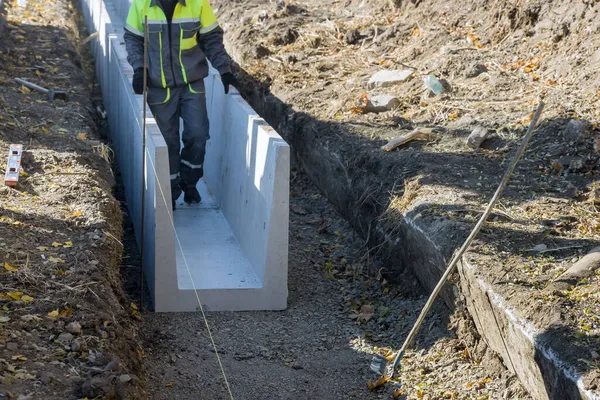 Sanering Vägar Genom Installation Formad Betongavlopp Återuppbyggnadsvägen — Stockfoto