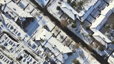 Karla kaplı panoramik manzara yerleşim bölgesi kompleksi kış günü