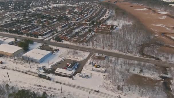 Amerikaanse stad klein appartementencomplex van een besneeuwde winter op de residentiële straten na sneeuwval — Stockvideo