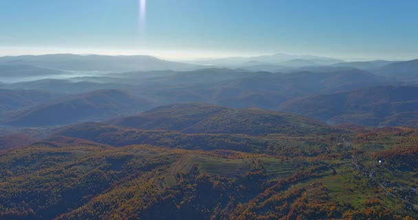 Fantastiska träd i fantastisk morgonsol scen på hösten berg — Stockvideo