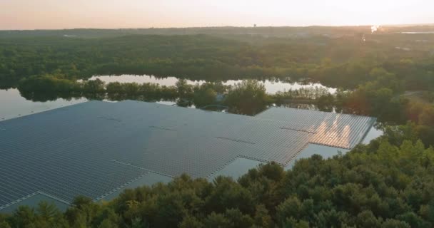 Vue aérienne du dessus de l'énergie renouvelable écotechnologie industrie de l'énergie électrique panneaux solaires sur flottant dans le lac — Video
