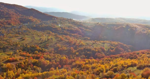 Vista aérea del paisaje otoñal con montañas con pequeñas casas en hermosa montaña — Vídeos de Stock