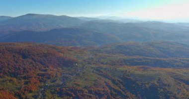 Sonbahar ormanı manzarası sabah dağlarda