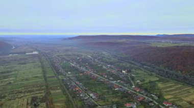 Havadan manzara inanılmaz panoramik köy dağ manzarası