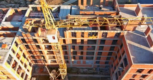 Costruzione di gru a torre per l'edificio in costruzione — Video Stock