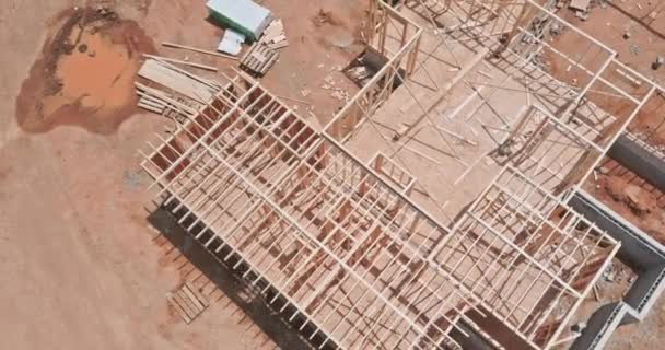 El encuadre de la estructura del edificio de la casa de madera en construcción en el nuevo desarrollo — Vídeo de stock