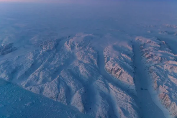 格陵兰岛 冰川和积雪覆盖的山脉的空中俯瞰 — 图库照片