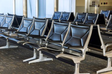 Havaalanındaki kalkış salonunda koltukları olan boş terminal bekleme salonu.