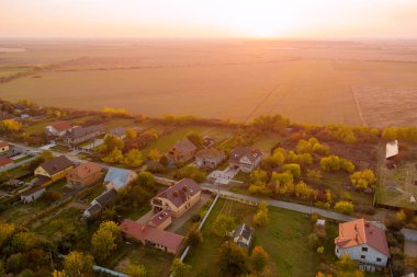 Kırsal kesimin en güzel manzarası. Evleri, sokakları tarlaları, otlakları var.