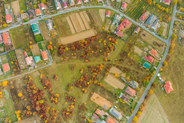 美丽的村庄全景鸟瞰与田野的高度景观 — 图库照片