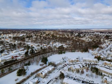 Karlı bir kış sonrası Amerikan kasabasının küçük ev kompleksi kışın kar yağdıktan sonra yerleşim yerlerinin caddelerinde.