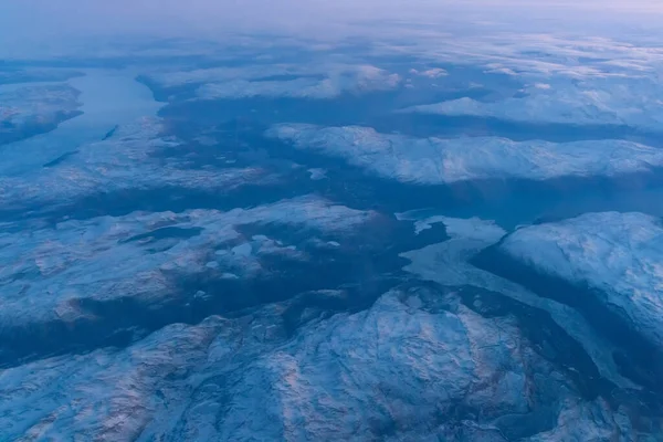 Μια Μαγευτική Θέα Χιόνι Κορυφογραμμή Καλυμμένη Βουνά Στο Νησί Γροιλανδία — Φωτογραφία Αρχείου