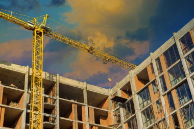 Panoramik üst manzara, apartman blokları inşa edilirken farklı yükseklikteki birkaç inşaat kulesi vinci.