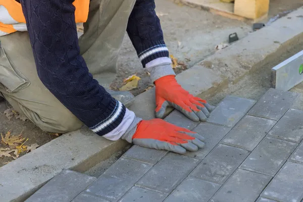 Profesionales Capas Trabajadores Instalando Colocación Ladrillo Hormigón Gris Calle Ciudad — Foto de Stock