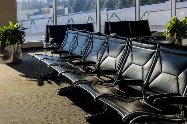 Vazio Passageiro Esperando Assento Partida Lounge Aeroporto Área Terminal Com — Fotografia de Stock