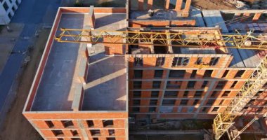 Yeni yüksek apartman binası çok katlı vinçleri olan bir bina.