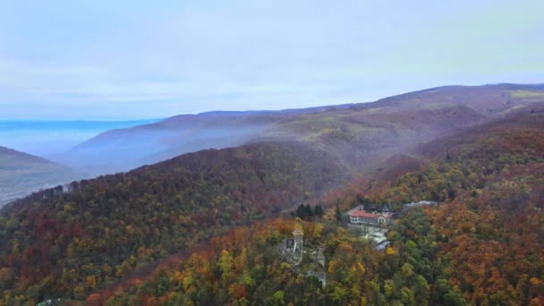Panorama krajobrazu w górach jesiennego lasu z widokiem z powietrza — Wideo stockowe