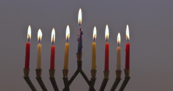 Festa ebraica Hanukkah con menorah candele tradizionali accese — Video Stock
