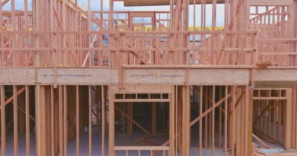 Нове будівництво житлового будинку обрамлення будинку на тлі блакитного неба — стокове відео