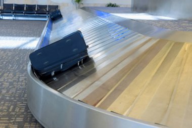 Havaalanındaki yolcu terminalinin varış noktasında bagajlı bir atlıkarınca.