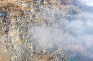 Sisli arazi parçası sabah sisli dağ zirveleri ve güzel yamaçları olan bir maden ocağı.