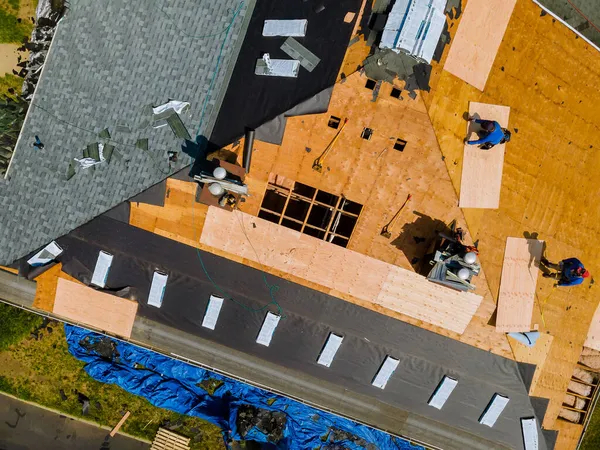 Telhados Pregar Telhas Com Pistola Substituindo Proteção Tampa Telhado Ser — Fotografia de Stock
