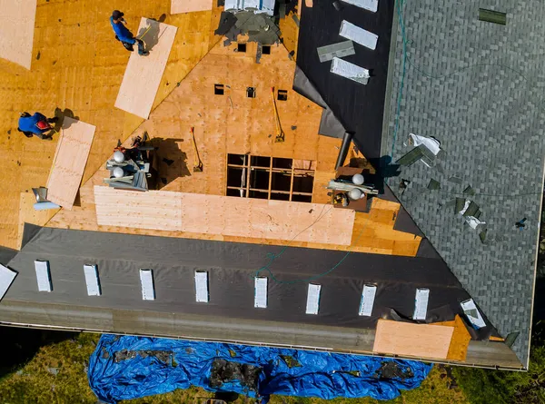Usuwanie Starych Dachów Dachów Zamiennych Nowym Dachem Dachowym Nakładanym Dachówką — Zdjęcie stockowe