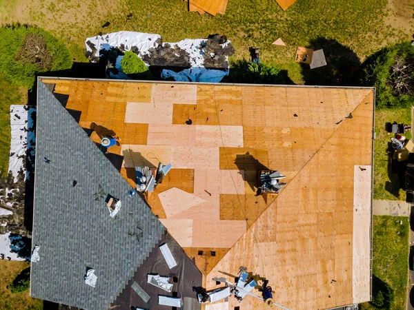 Usunięcie Starego Asfaltowego Dachu Gontowego Który Został Zainstalowany Nowy Dach — Zdjęcie stockowe