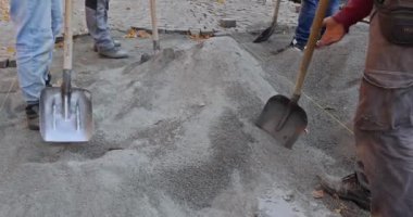 Eldiven ustası, profesyonel kaldırım işçisinin taş döşemelerine taş döşemiş.