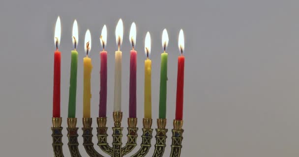 Jüdische Feiertag Chanukka-Symbole Menora mit Kopierraum weißen Hintergrund — Stockvideo