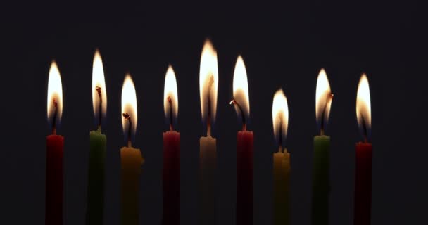 Hanuka menorası için yanan mumlarla dolu Yahudi bayramı. — Stok video