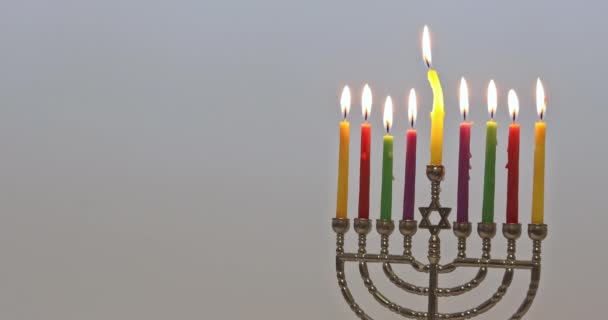 Joodse feestdag met brandende kaarsen aangestoken voor de nacht van hanukkah menorah — Stockvideo