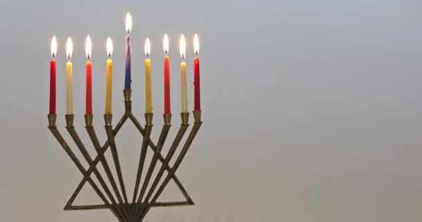 Gyertyák ünnep gyújtott éjjel hanuka menorah égő — Stock videók