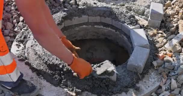 Un trabajador los nuevos trabajos de construcción de carreteras en preparación para la instalación de escotillas de alcantarillado — Vídeos de Stock