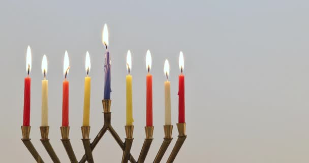 Єврейська менора Ханука з вогняними свічками є традиційним символом свята для євреїв. — стокове відео