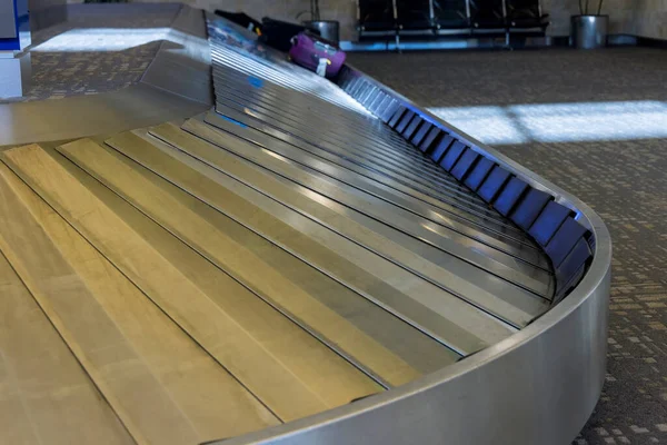 Carrossel Recolha Bagagem Com Cinto Bagagem Terminal Aeroporto — Fotografia de Stock