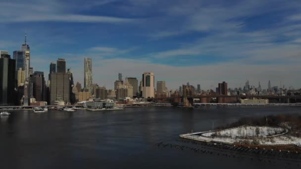 Kilátás Manhattan New York City-re a Hudson folyón keresztül télen — Stock videók