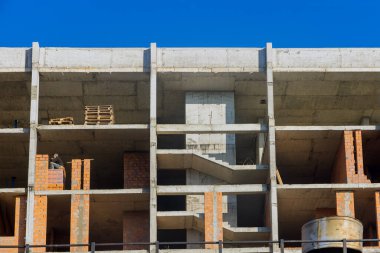 Yapım aşamasında olan çok katlı bina, apartman kompleksi ile beton bölümler oluşturuluyor