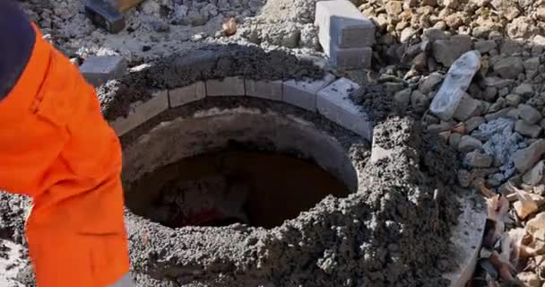 Construcción Alcantarillado Instalando Una Alcantarilla Alcantarillado Tanque Séptico Hecho Anillos — Vídeos de Stock