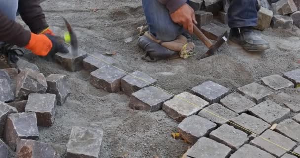 铺石工，用花岗岩卵石做路面铺路 — 图库视频影像