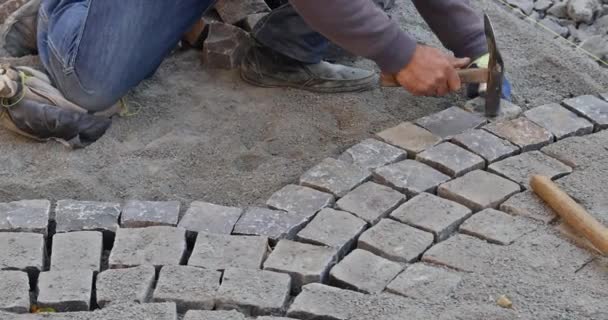 Установка гранитных плиточных кубиков на песчаном основании — стоковое видео
