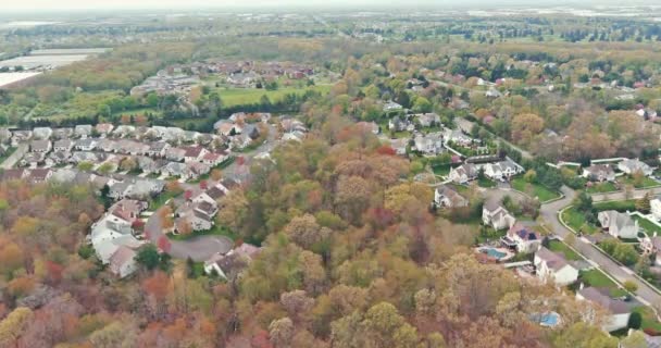Vista aérea del avión no tripulado volando en un pequeño asentamiento en los suburbios — Vídeos de Stock