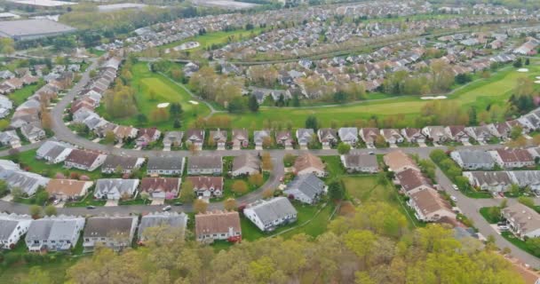 Település házak egy sayreville-i kisvárosban fentről — Stock videók