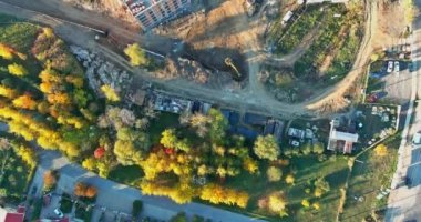 İnşaat alanının çok katlı binası olan havadan görünüşlü büyük bir apartman dairesi.