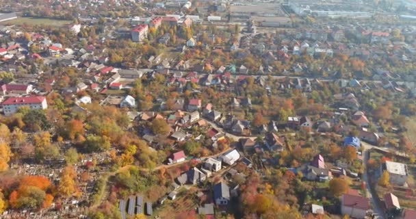 ザカルパティアに家の屋根を持つウジゴルド市の風景ウクライナ — ストック動画