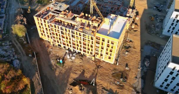 Sitio de construcción con gran apartamento residencial de edificio de varios pisos con grúa torre — Vídeos de Stock