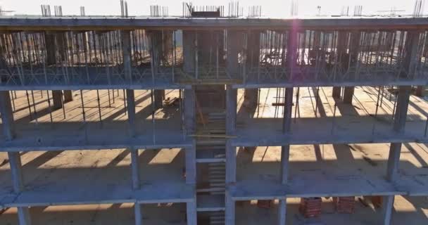 Edificio residencial de apartamentos de varios pisos en construcción — Vídeos de Stock