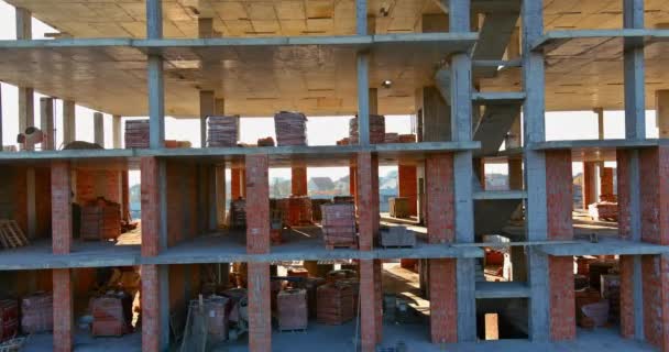 Wielopiętrowy budynek w budowie w trakcie budowy ram betonowych — Wideo stockowe