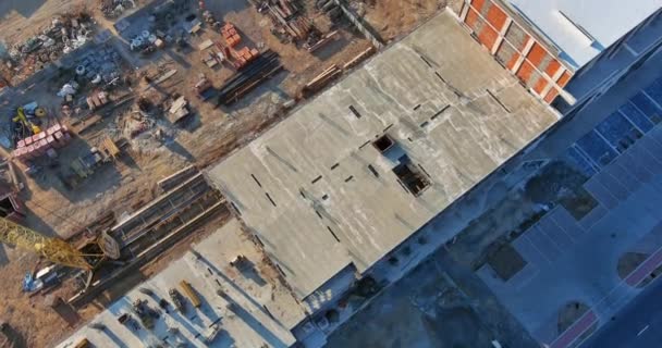 Vue de dessus d'un immeuble résidentiel de plusieurs étages en construction avec des sections résidentielles ouvertes — Video