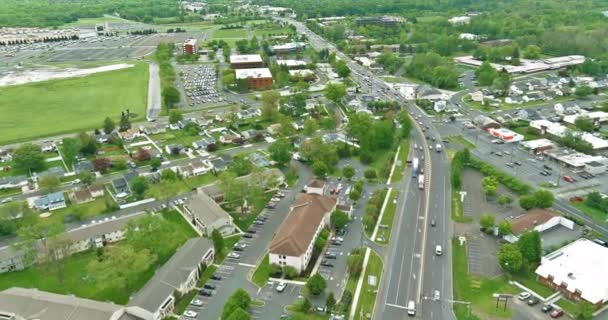 Flygfoto över huvudvägen som förbinder små städer i förorten. — Stockvideo
